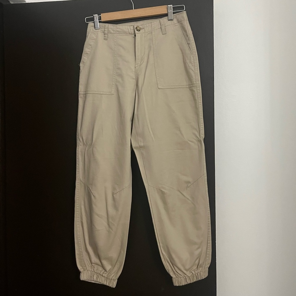 Im selling this beautiful jogger. Super comfy and comfortable. Never used.